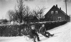 Henning Lasthein og Gert Berg på kælk foran Brugsen. 1933