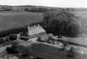 Polakkasernen, Strandbyvej 56. Her boede mange af de polske piger og landarbejdere, der kom hertil for at arbejde på Damsbo. Sylvest Jensen Luftfoto 1957.